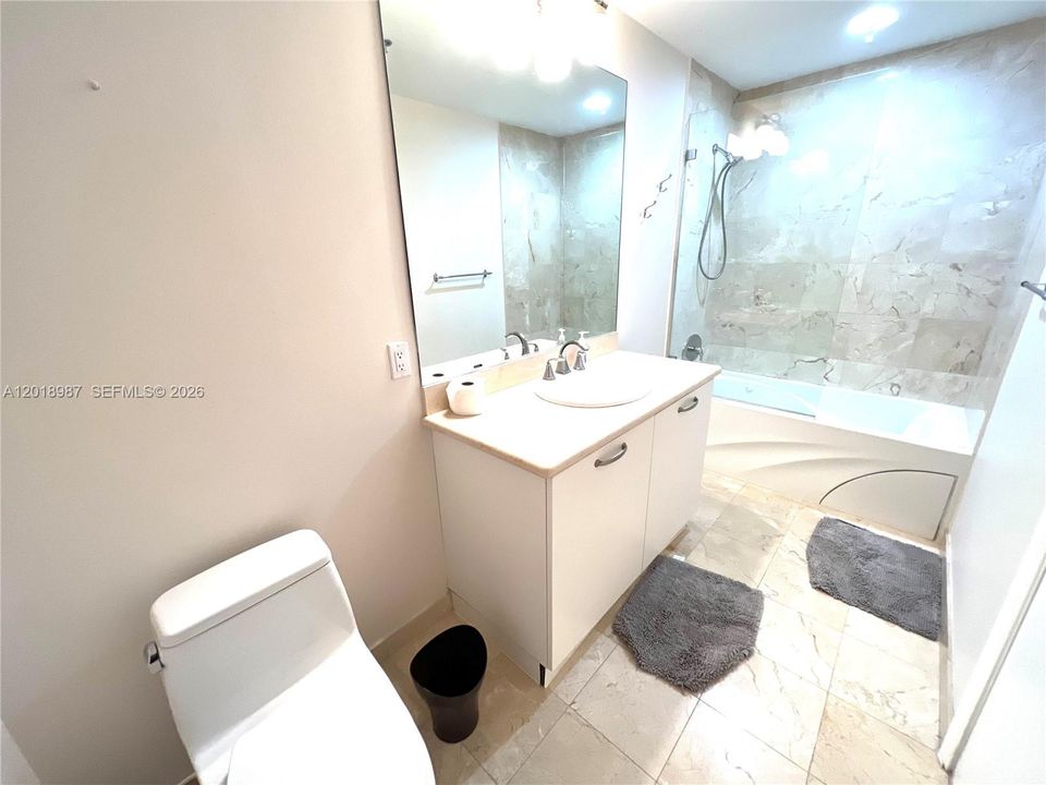 For Sale: $800,000 (1 beds, 1 baths, 819 Square Feet)