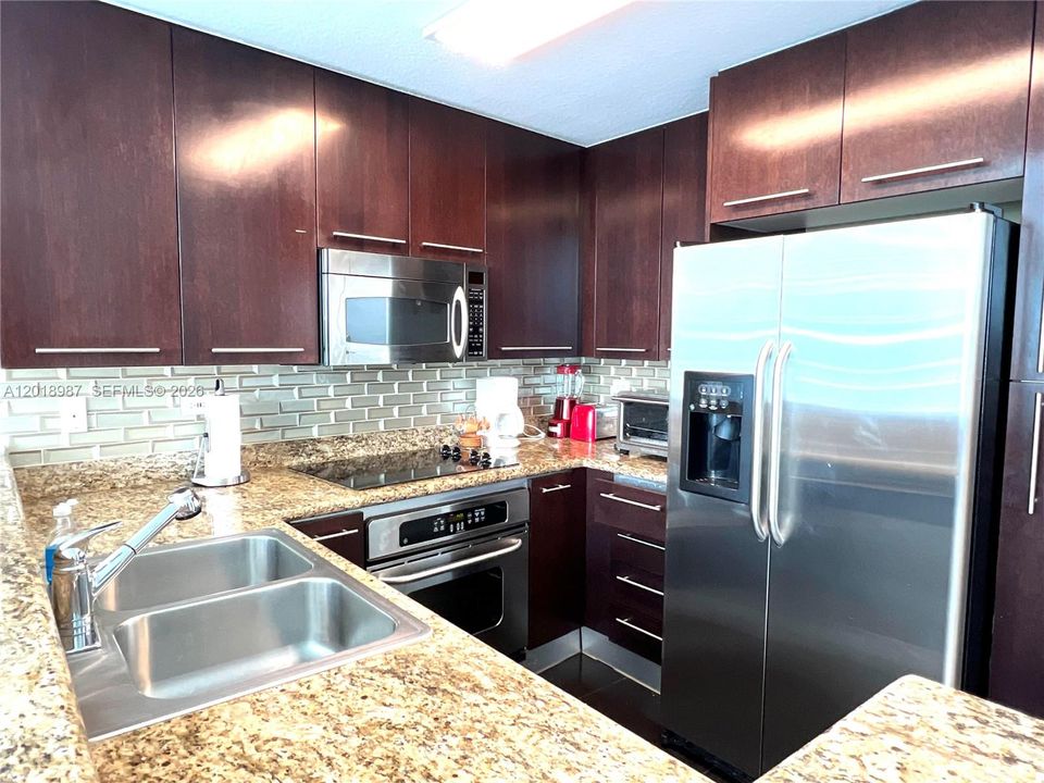 For Sale: $800,000 (1 beds, 1 baths, 819 Square Feet)