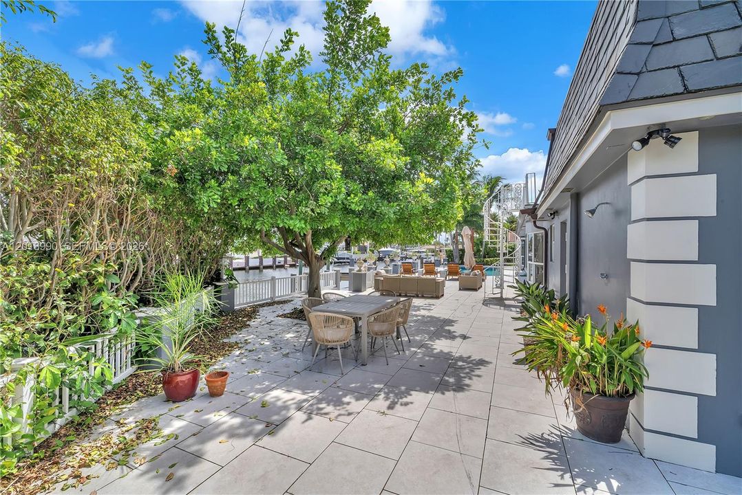 For Rent: $19,500 (7 beds, 6 baths, 6585 Square Feet)