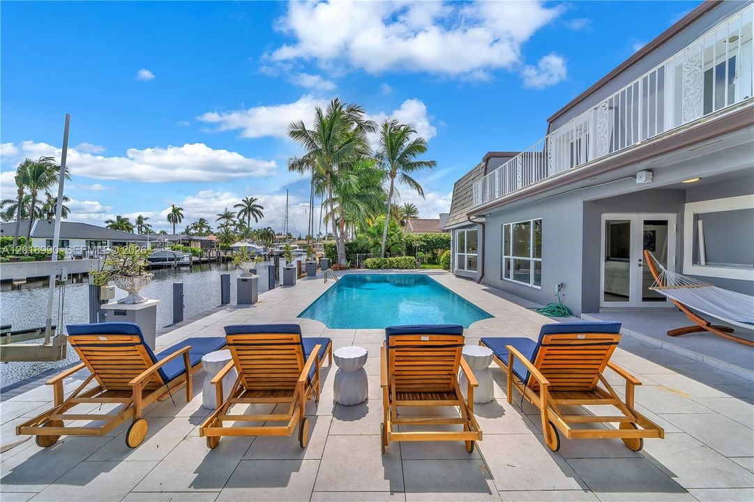 For Rent: $19,500 (7 beds, 6 baths, 6585 Square Feet)