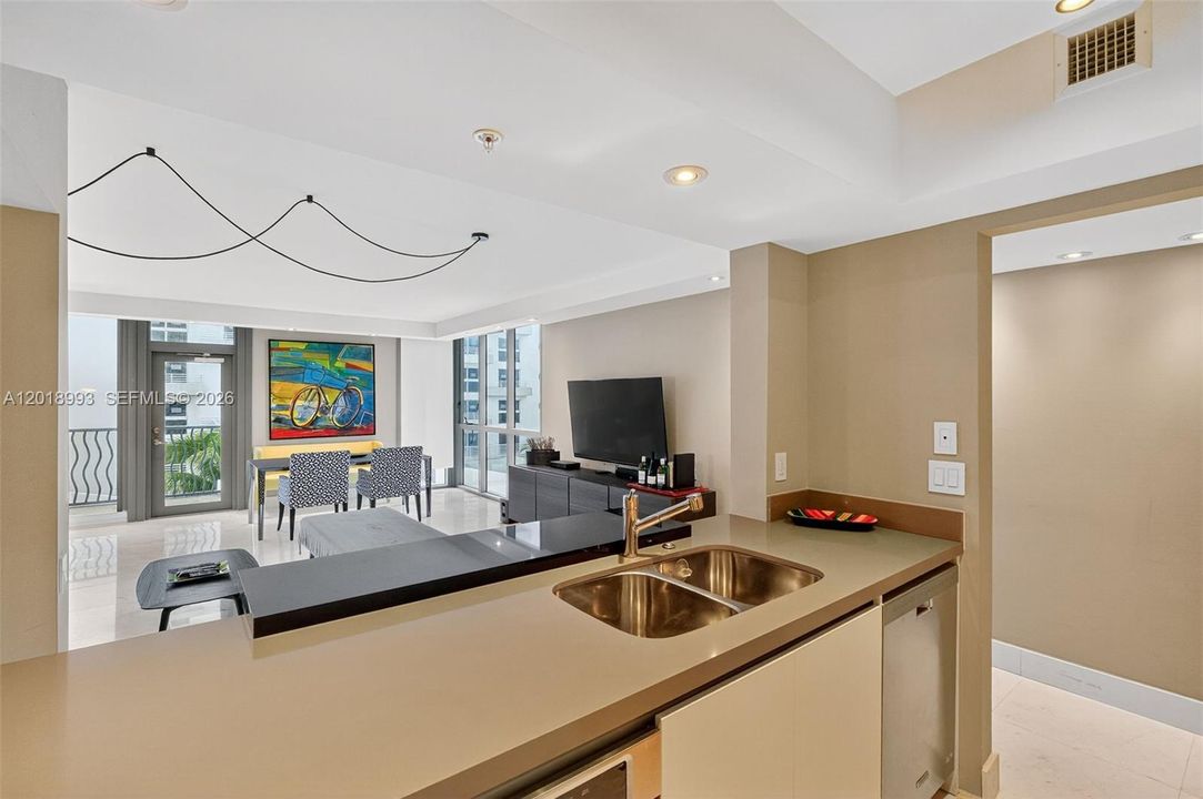 For Sale: $1,425,000 (2 beds, 2 baths, 1170 Square Feet)