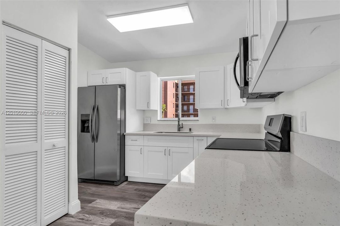 For Sale: $299,000 (2 beds, 2 baths, 870 Square Feet)