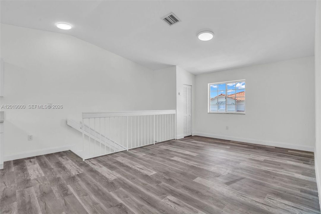 For Sale: $299,000 (2 beds, 2 baths, 870 Square Feet)