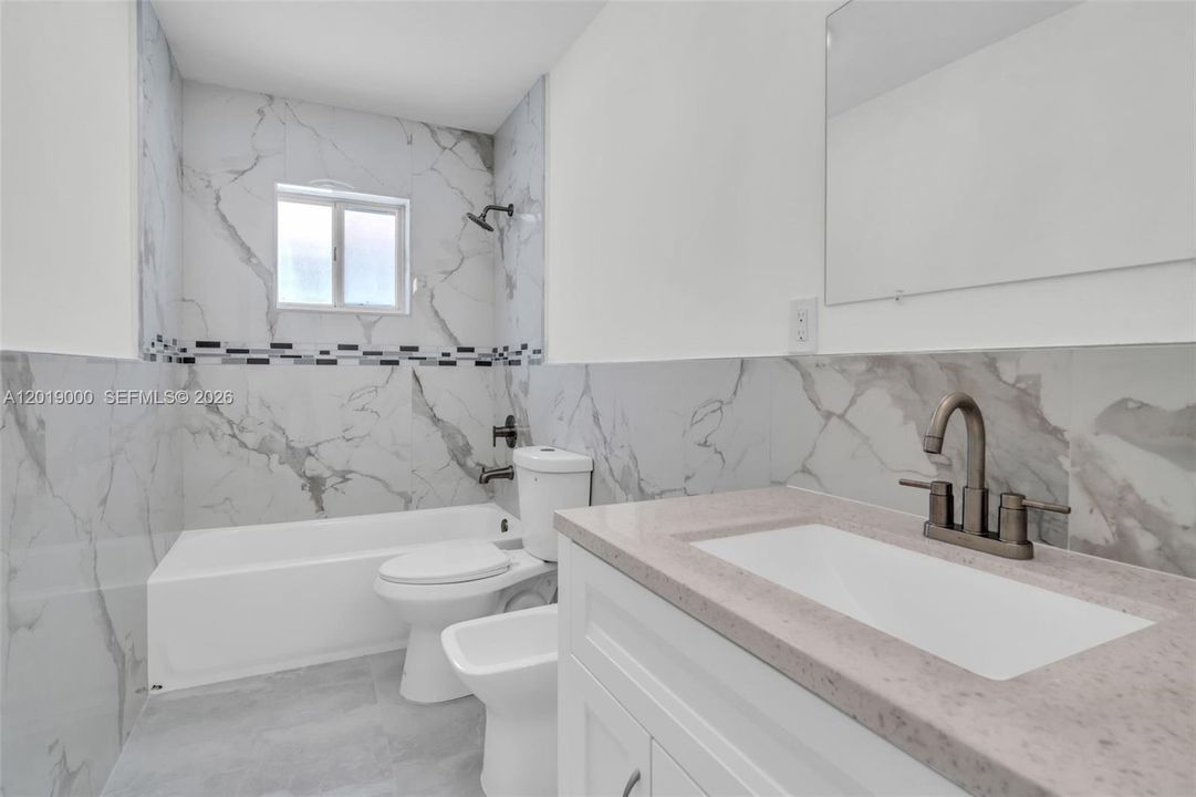 For Sale: $299,000 (2 beds, 2 baths, 870 Square Feet)