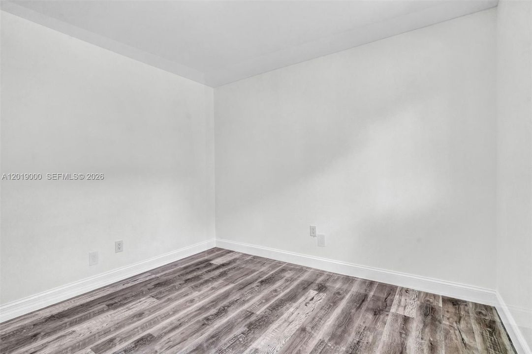 For Sale: $299,000 (2 beds, 2 baths, 870 Square Feet)