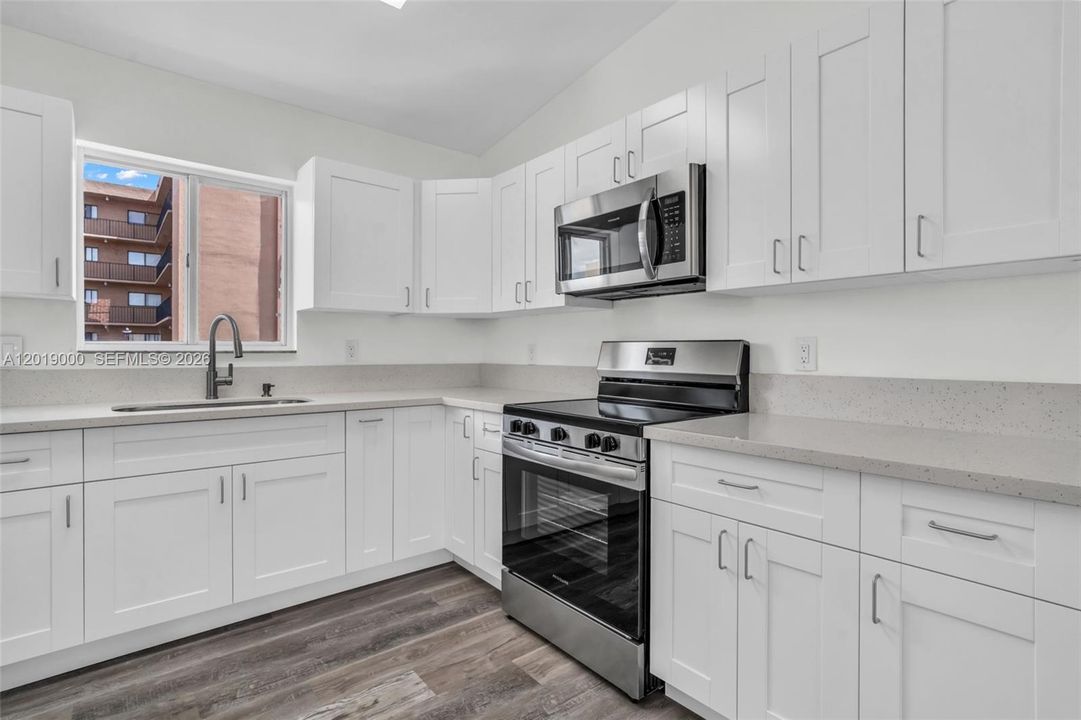 For Sale: $299,000 (2 beds, 2 baths, 870 Square Feet)