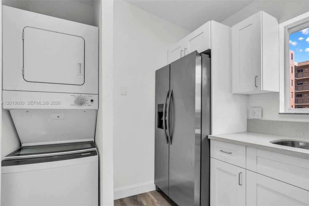 For Sale: $299,000 (2 beds, 2 baths, 870 Square Feet)