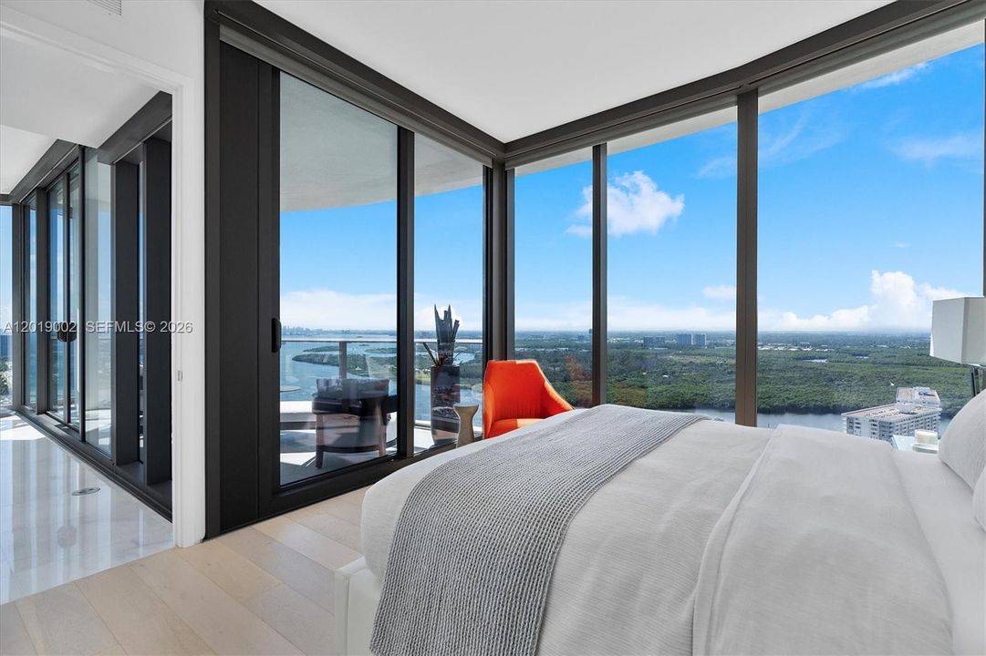 出租: $40,000 (4 贝兹, 5 浴室, 3204 平方英尺)