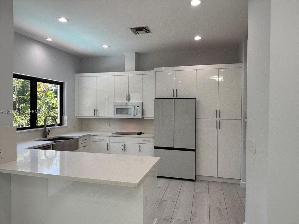For Sale: $3,495,000 (5 beds, 4 baths, 4675 Square Feet)