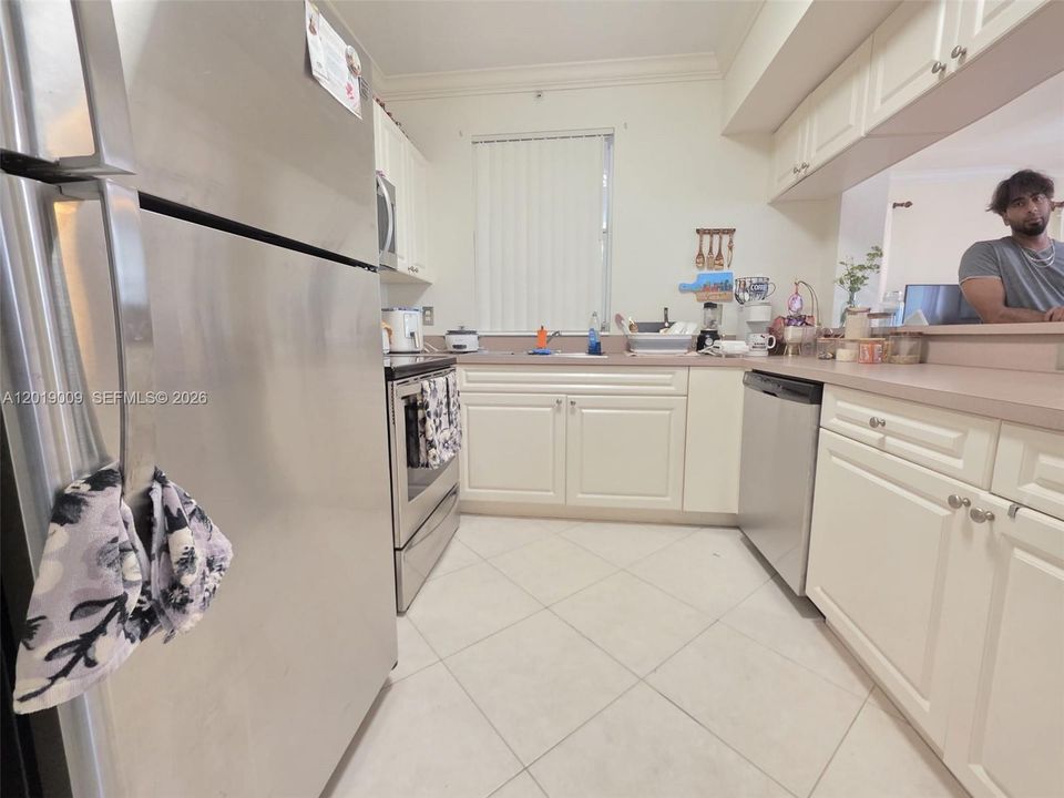 Active With Contract: $1,800 (1 beds, 1 baths, 716 Square Feet)