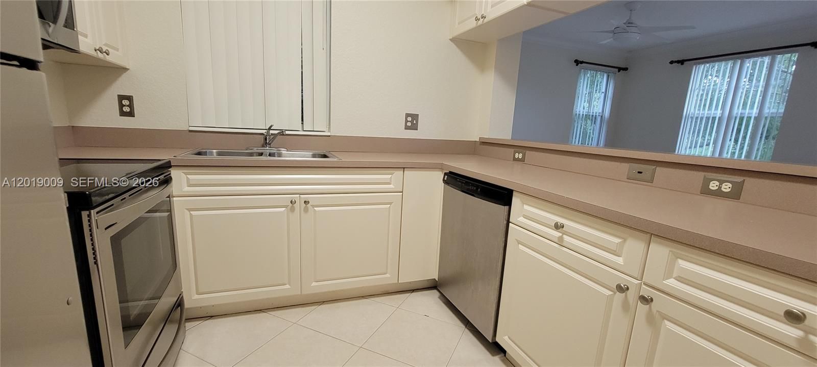 Active With Contract: $1,800 (1 beds, 1 baths, 716 Square Feet)