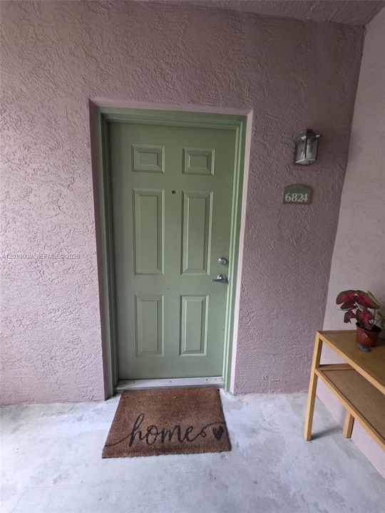 Active With Contract: $1,800 (1 beds, 1 baths, 716 Square Feet)