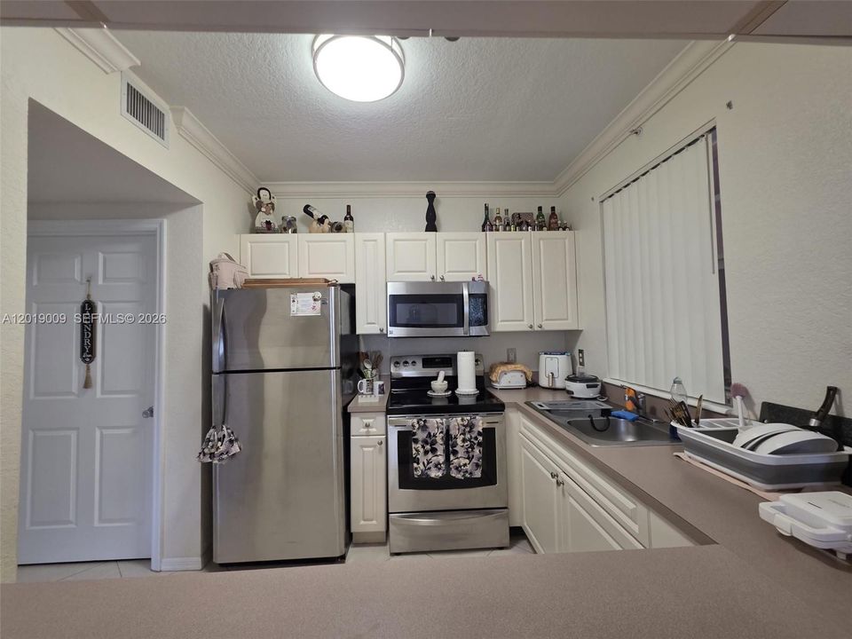 Active With Contract: $1,800 (1 beds, 1 baths, 716 Square Feet)