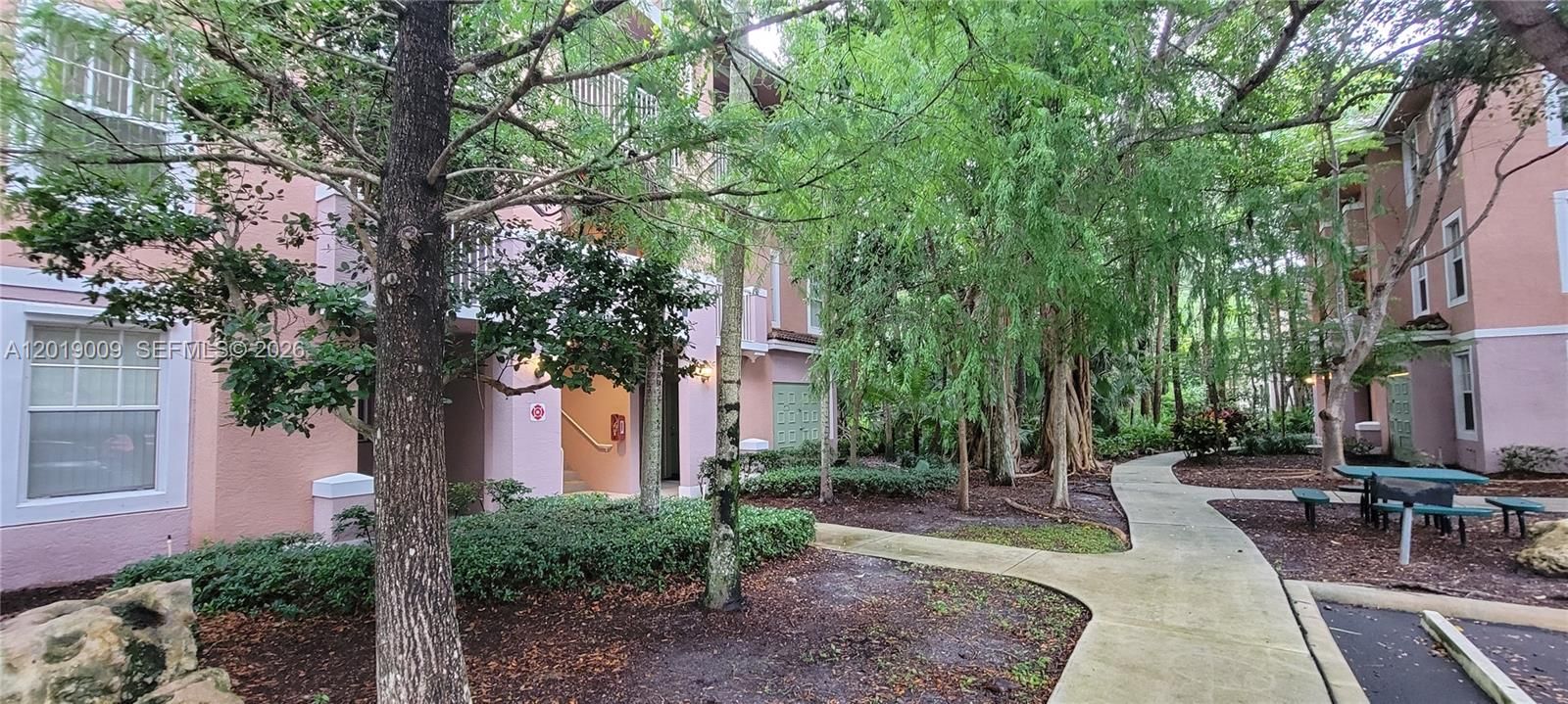 Active With Contract: $1,800 (1 beds, 1 baths, 716 Square Feet)