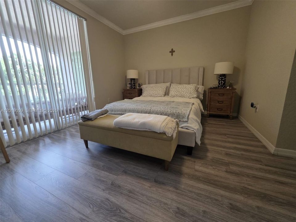 Active With Contract: $1,800 (1 beds, 1 baths, 716 Square Feet)