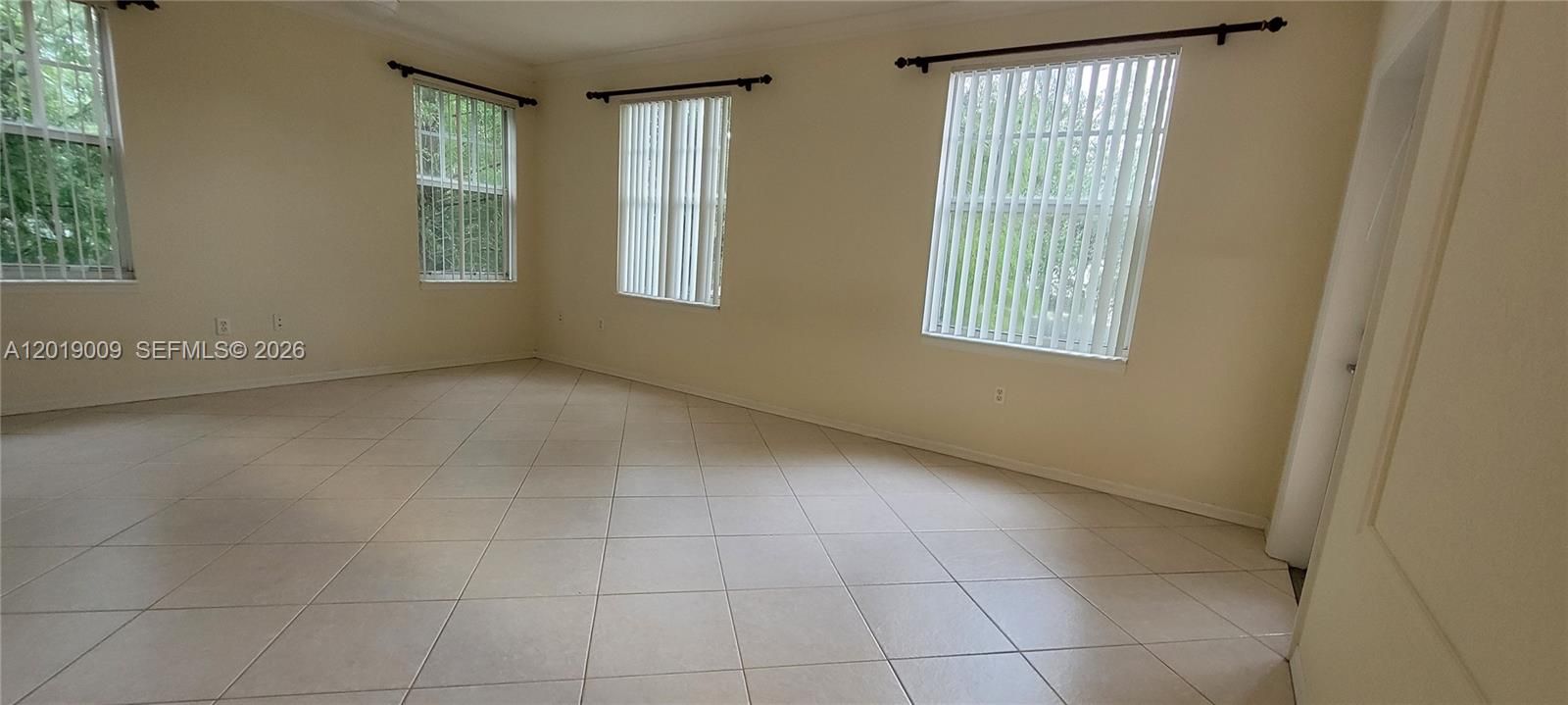 Active With Contract: $1,800 (1 beds, 1 baths, 716 Square Feet)