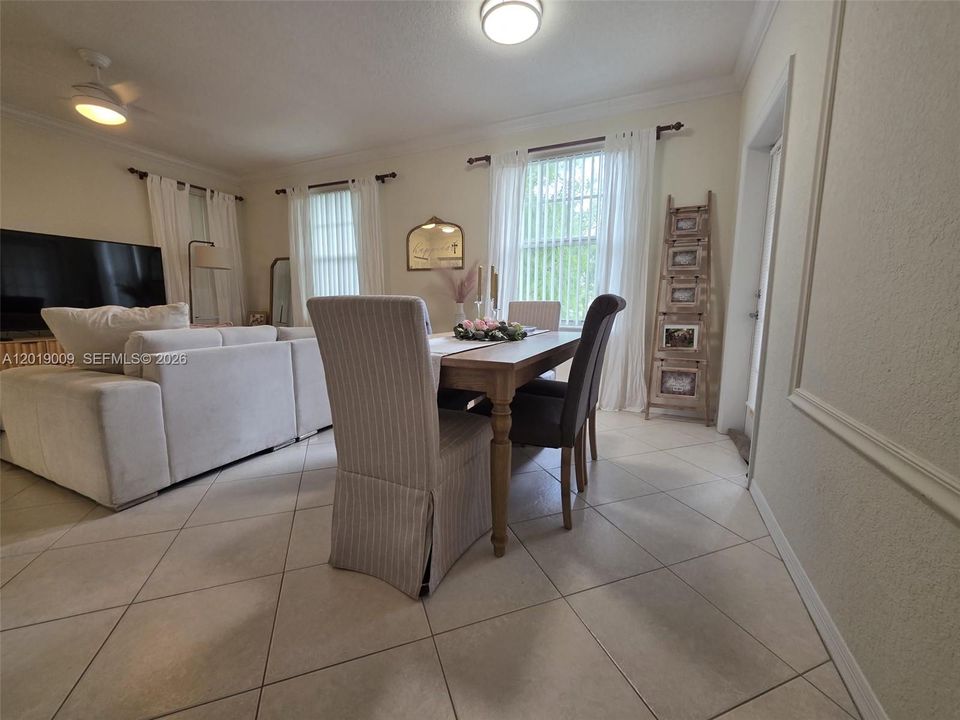Active With Contract: $1,800 (1 beds, 1 baths, 716 Square Feet)
