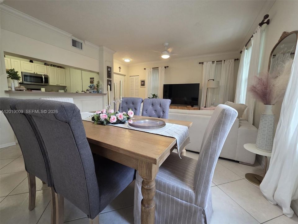Active With Contract: $1,800 (1 beds, 1 baths, 716 Square Feet)