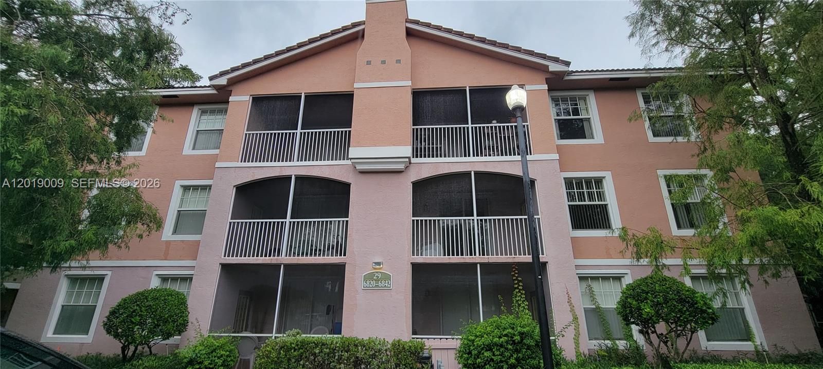 Active With Contract: $1,800 (1 beds, 1 baths, 716 Square Feet)