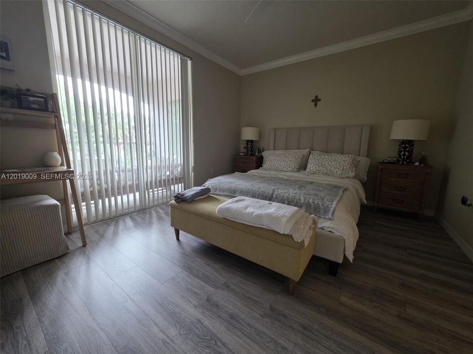 Active With Contract: $1,800 (1 beds, 1 baths, 716 Square Feet)