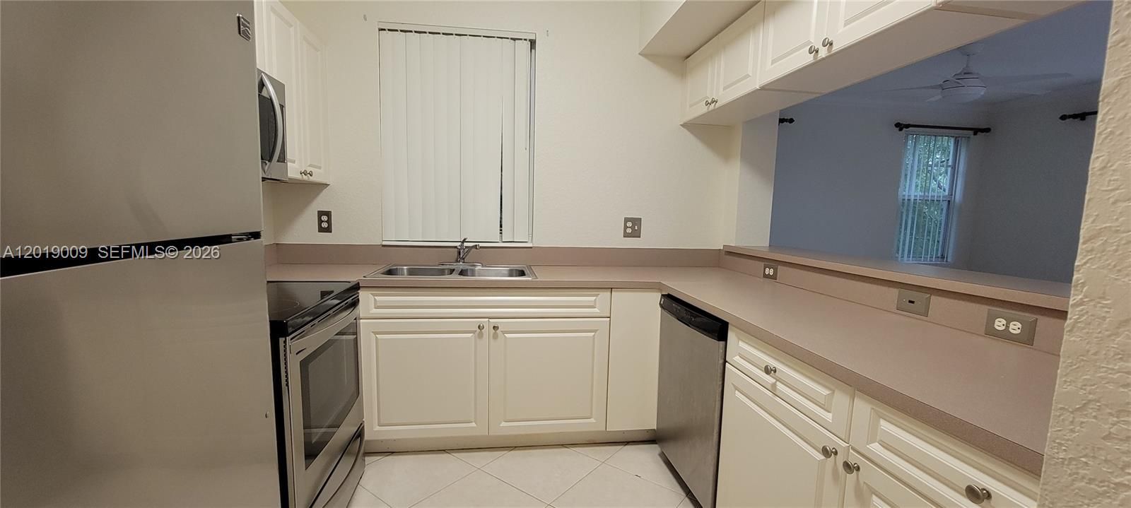 Active With Contract: $1,800 (1 beds, 1 baths, 716 Square Feet)