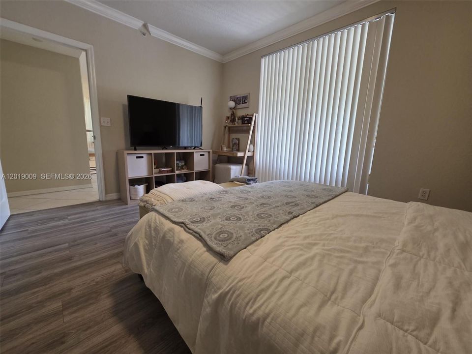 Active With Contract: $1,800 (1 beds, 1 baths, 716 Square Feet)