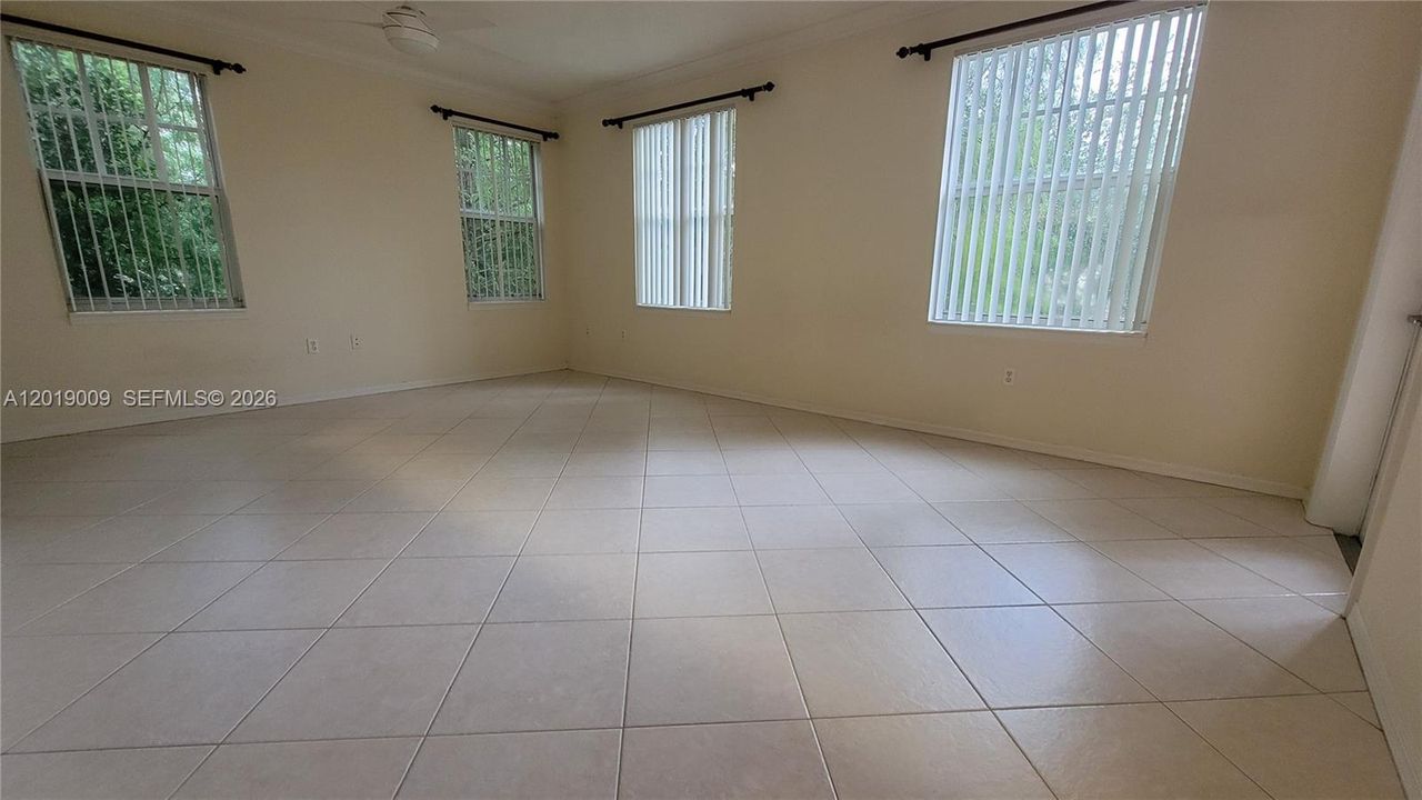 Active With Contract: $1,800 (1 beds, 1 baths, 716 Square Feet)