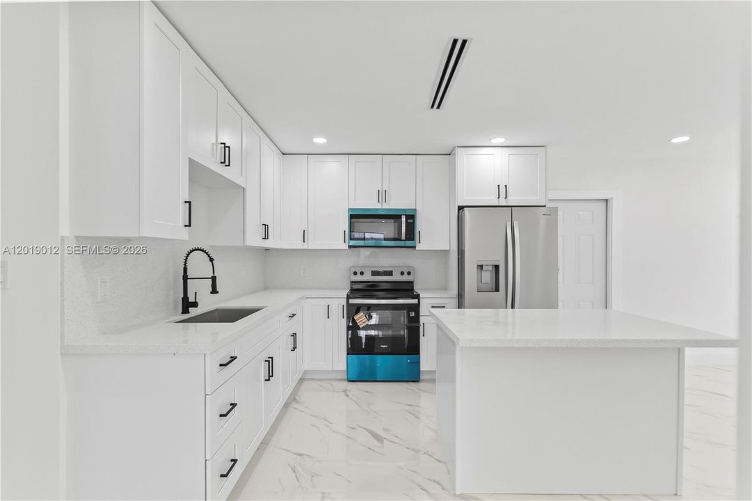 На продажу: $675,000 (4 спален, 2 ванн, 1784 Квадратных фут)