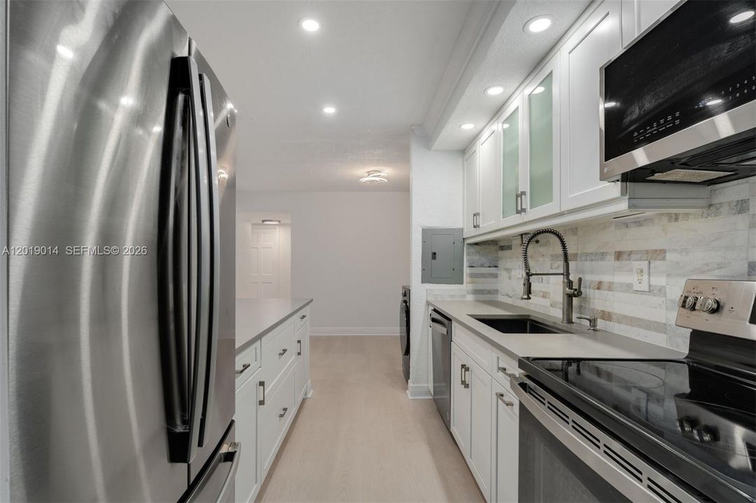New appliances, fully equipped open kitchen.