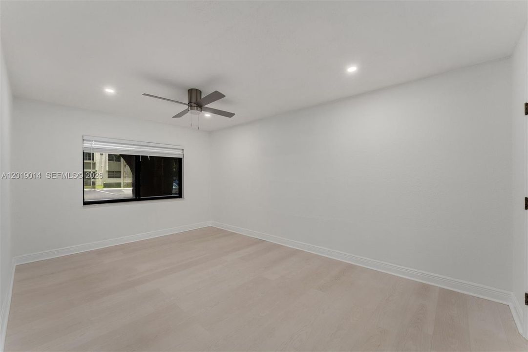 Ceiling fans in all rooms