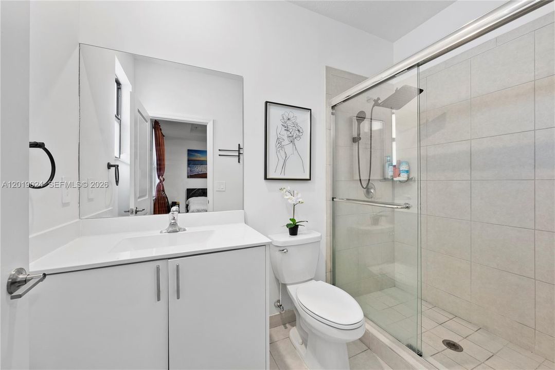 Activo con contrato: $2,600 (3 camas, 2 baños, 1483 Pies cuadrados)