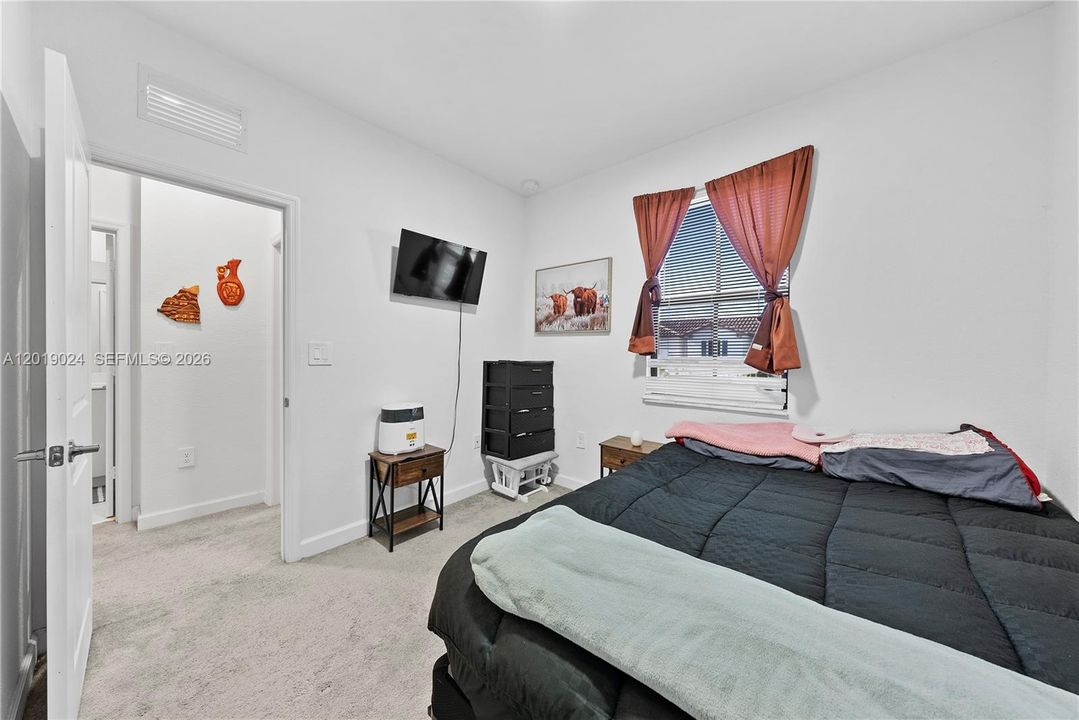 Activo con contrato: $2,600 (3 camas, 2 baños, 1483 Pies cuadrados)