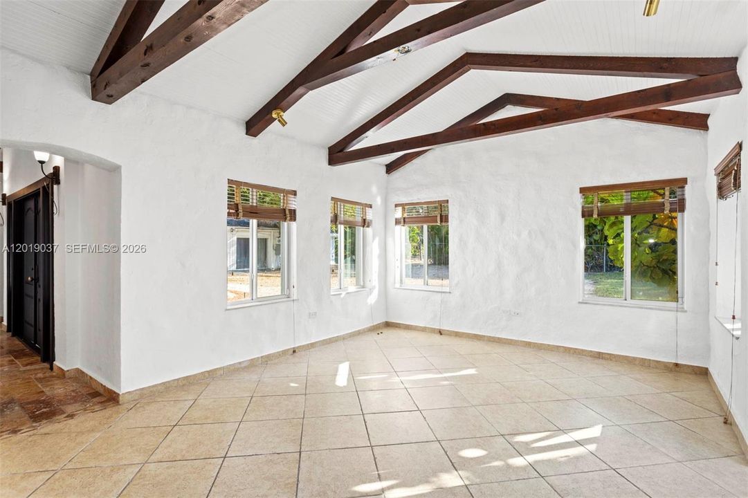Plenty of natural light, lot of windows to admire the mature landscape.