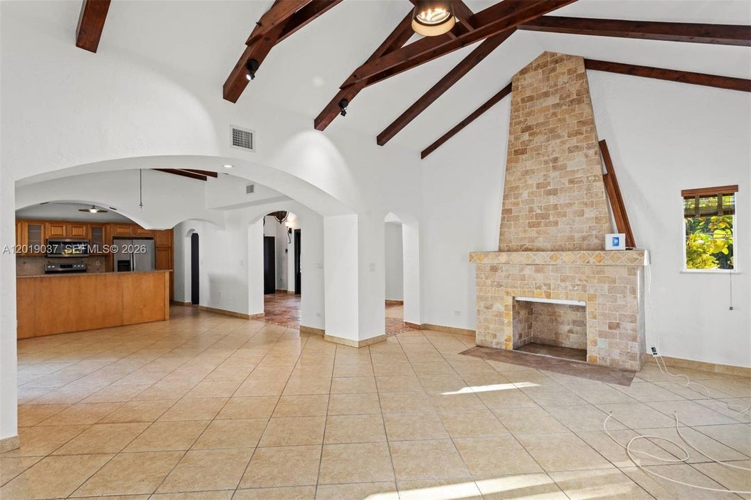 Another view of the ample family, dining and kitchen area with soft and charming arches.