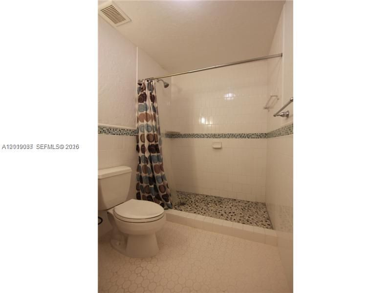 Full and ample guest house bath.