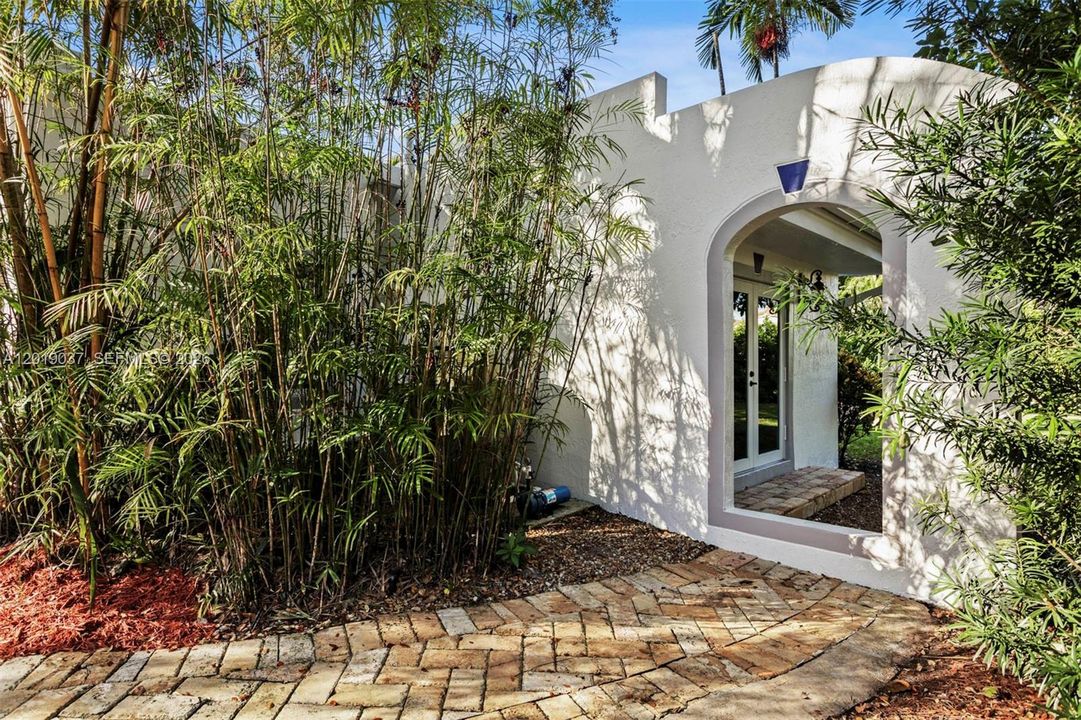 Beautiful details all around the property, arch leading from the front of the house to the back patio. Ideal for outside BBQ and gatherings