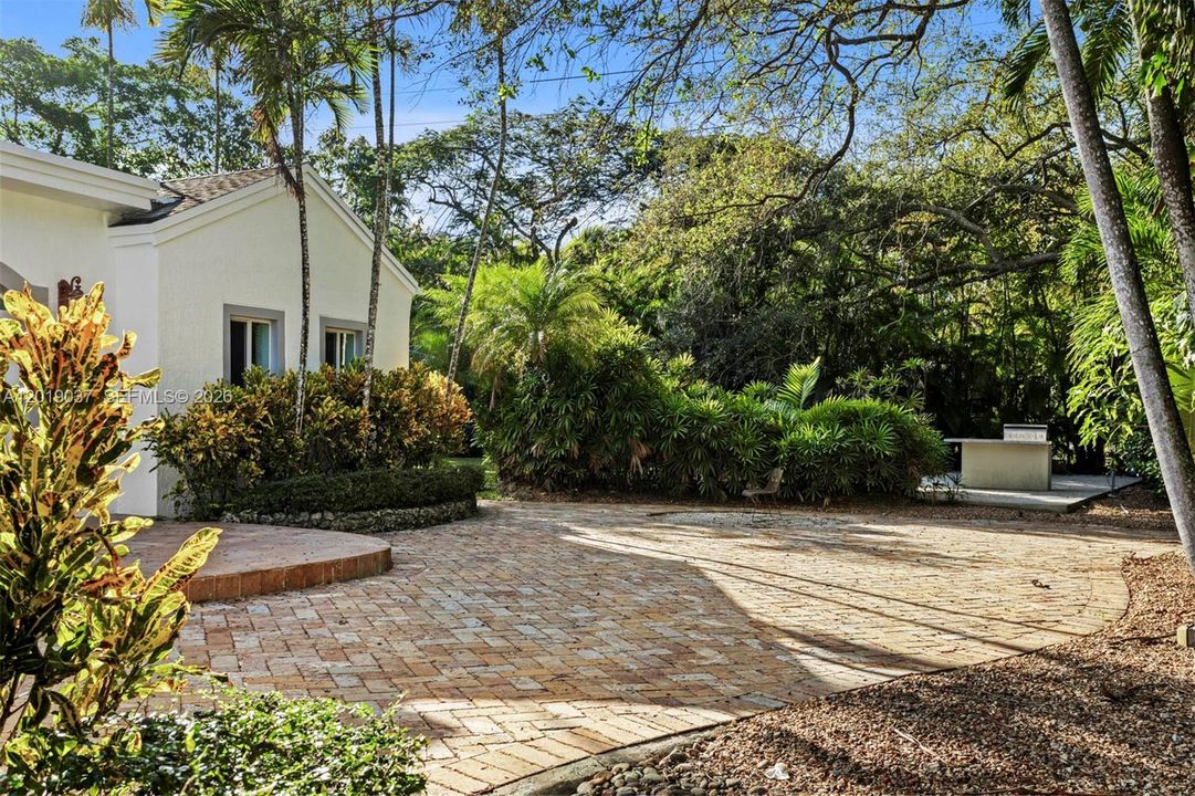 Ample paver open terrace, ideal for entertainment and gatherings