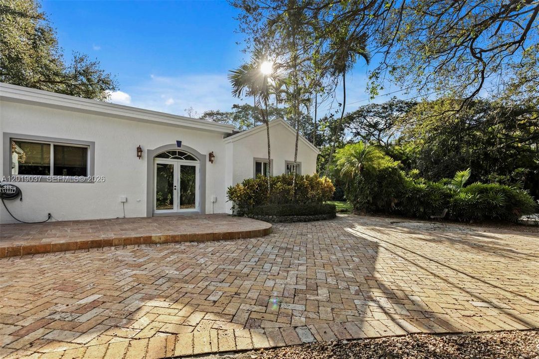 Paved area on the back of the house, ideal for entertainment and privacy.