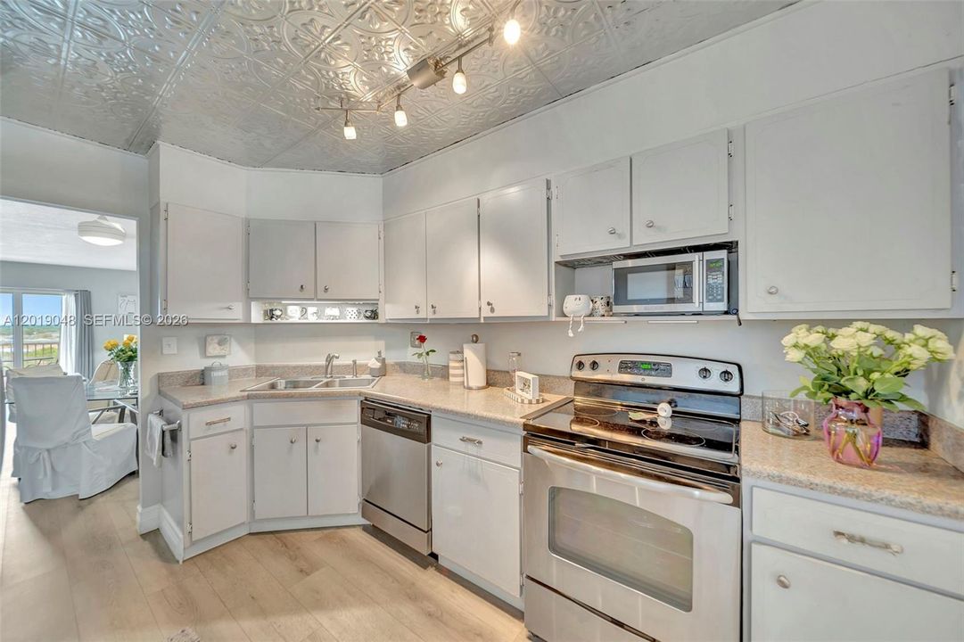 For Sale: $200,000 (2 beds, 2 baths, 900 Square Feet)