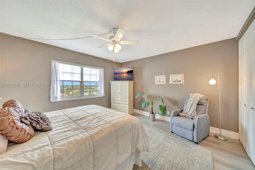For Sale: $200,000 (2 beds, 2 baths, 900 Square Feet)