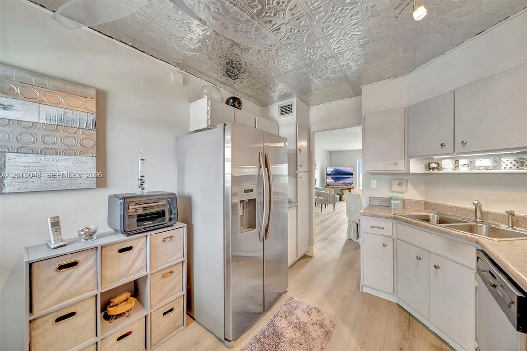 For Sale: $200,000 (2 beds, 2 baths, 900 Square Feet)