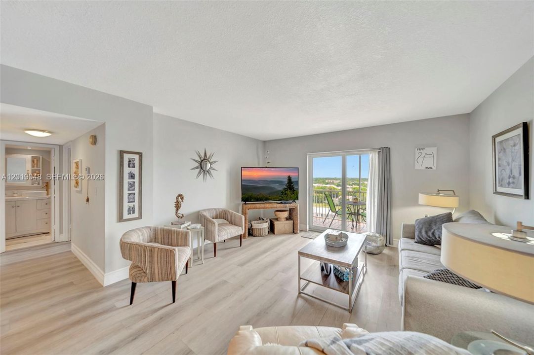 For Sale: $200,000 (2 beds, 2 baths, 900 Square Feet)