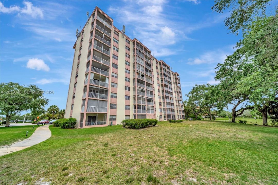 For Sale: $200,000 (2 beds, 2 baths, 900 Square Feet)