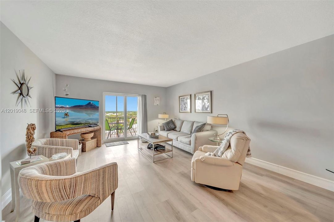 For Sale: $200,000 (2 beds, 2 baths, 900 Square Feet)