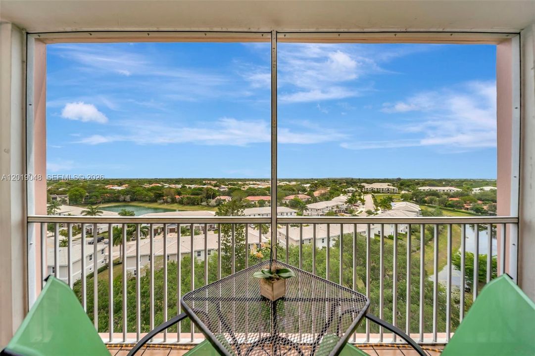 For Sale: $200,000 (2 beds, 2 baths, 900 Square Feet)