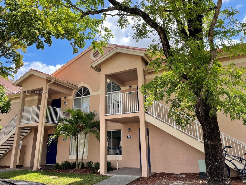 Active With Contract: $2,375 (2 beds, 2 baths, 1075 Square Feet)