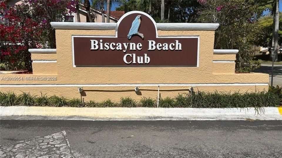 For Rent: $1,850 (1 beds, 1 baths, 588 Square Feet)