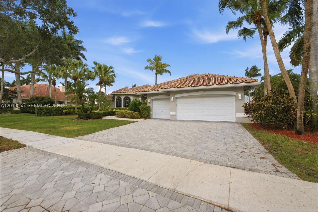 Activo con contrato: $1,749,000 (5 camas, 4 baños, 3756 Pies cuadrados)