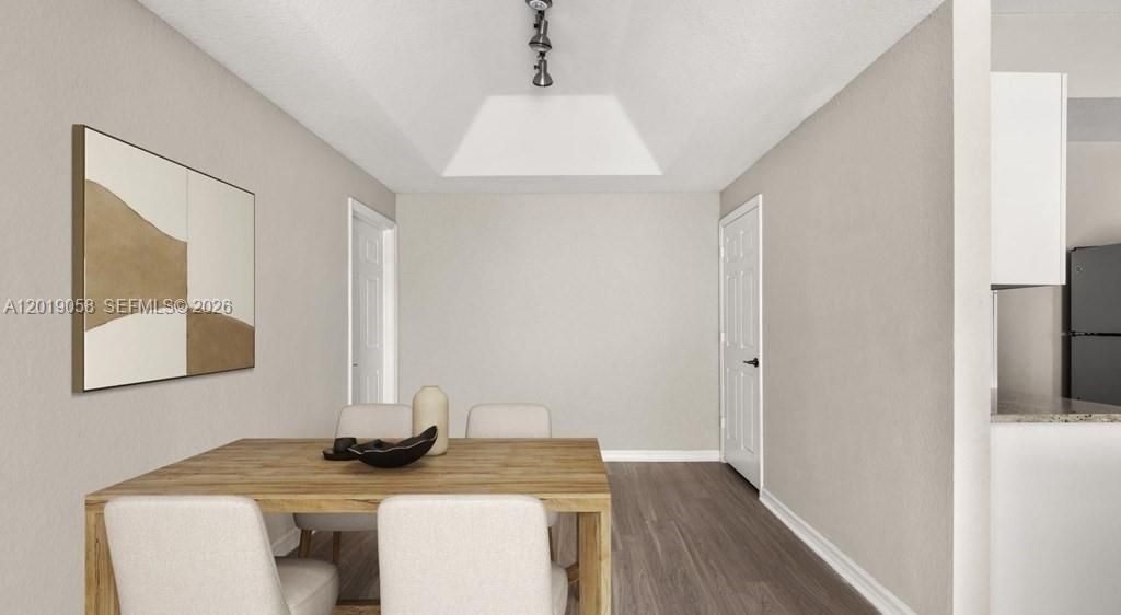 For Rent: $2,294 (1 beds, 1 baths, 824 Square Feet)