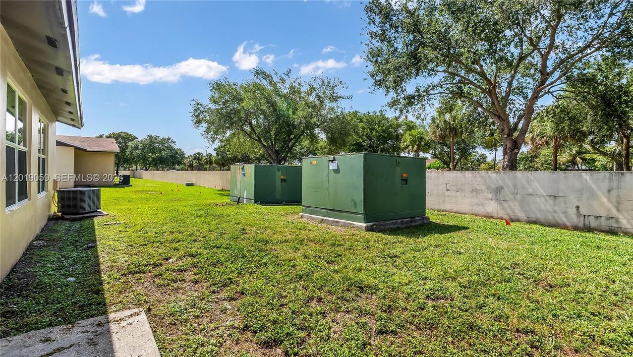 For Sale: $395,000 (2 beds, 2 baths, 912 Square Feet)